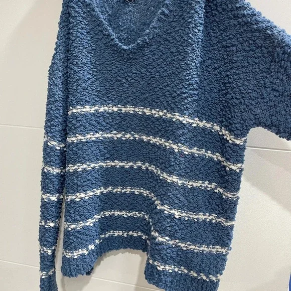 Size Small very soft fabric worn once only - Picture 3 of 5